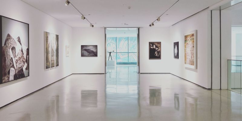 Skulptur in einer Ausstellung, veranschaulicht die Bedeutung der Ausstellungs- und Kunstversicherung
