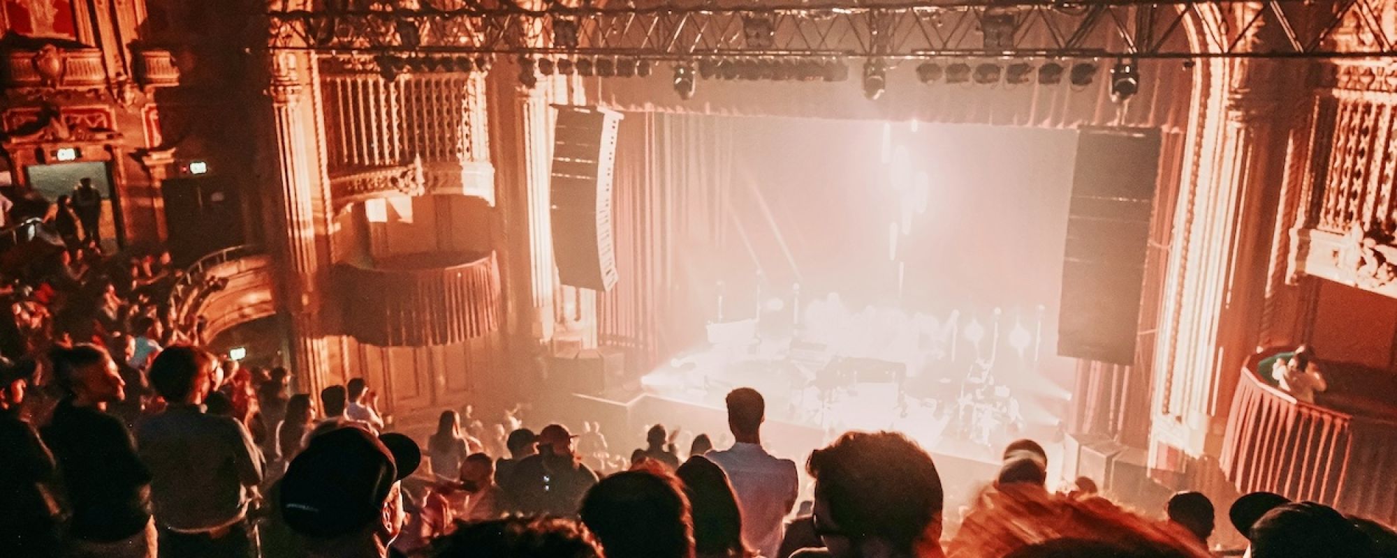 Professionelle Künstlerberatung mit erfahrenen Beratern mit Bild eines Sängers